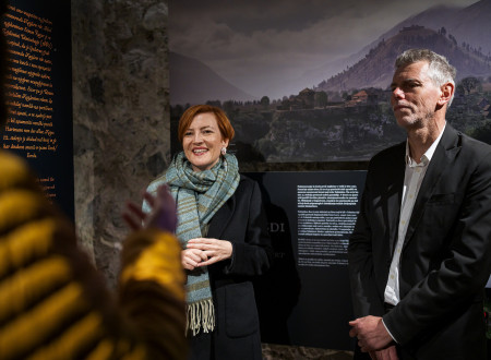 Ministrica za kulturo v družbi z moškim v notranjosti obnovljenega muzeja