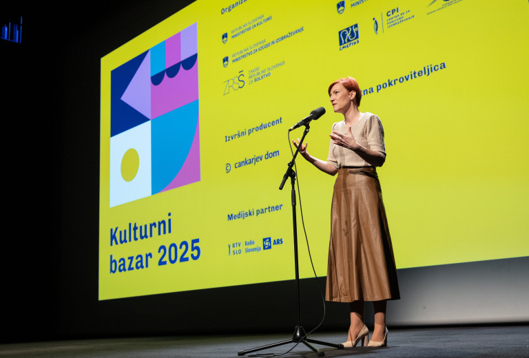 Ministrica za kulturo dr. Asta Vrečko na odprtju 17. Kulturnega bazarja