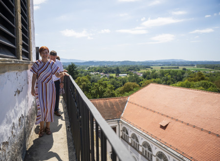 Ministrica za kulturo se sprehaja po balkonu ormoškega gradu