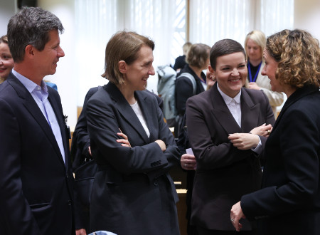 slovenski državni sekretar, poljska in hrvaška ministrica ter predstavnica hrvaške delegacije med klepetom