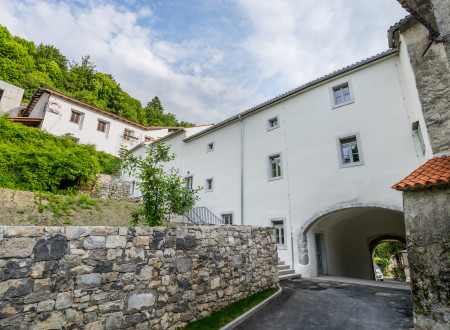 Stavba muzeja z obokanim prehodom na dvorišče