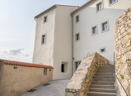 Dvorišče muzeja, na desni strani stopnice navzgor, na levi potka, ki vodi do stavbe