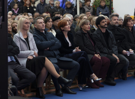 Ministrica za kulturo in župan s predstavnikom Ministrstva za kulturo in predstavnico politične stranke Levica sedita v prvi vrsti na prireditvi ob odprtju prenovljenega gradu