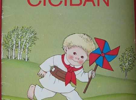 Ilustracija fantka, oblečenega v bele hlače in tuniko z rdečo ruto, zavezano okoli vratu. Fantek teče čez travnik, v levi roki drži rdečo modro vetrnico, nad njim napis Oton Zupančič, Ciciban.