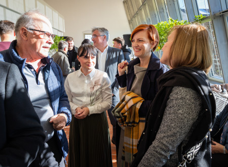 Ministrica za kulturo v klepetu z udeleženci, med njimi tudi direktorica Javnega zavoda Dornava