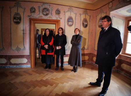 Ministrica za kulturo in župan občine si ogledujeta obnovljen prostor v gradu Pišece