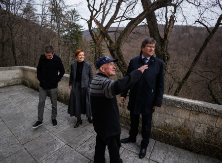 Starejši gospoda razkazuje okolico predstavniku Društva za ohranjanje naravne in kulturne dediščine, ministrici za kulturo in županu Občine Brežice