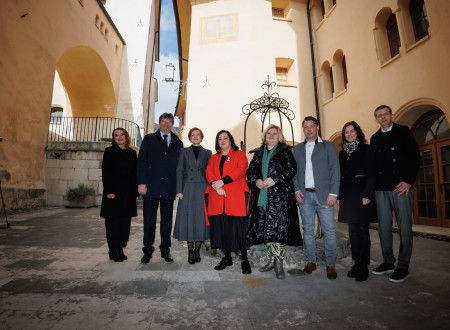 Skupinska fotografija predstavnikov Ministrstva za kulturo, Občine Brežice, Društva za ohranjanje naravne in kulturne dediščine, Krajevne skupnosti Pišece in Posavskega muzeja Brežice