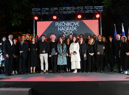 Prejemniki Plečnikovih nagrad na odru, za njimi napis Plečnikove nagrade