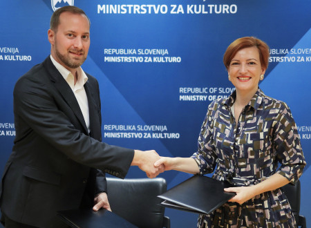 Direktor podjetja in ministrica za kulturo se rokujeta
