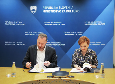 Direktor podjetja in ministrica za kulturo podpisujeta pogodbo