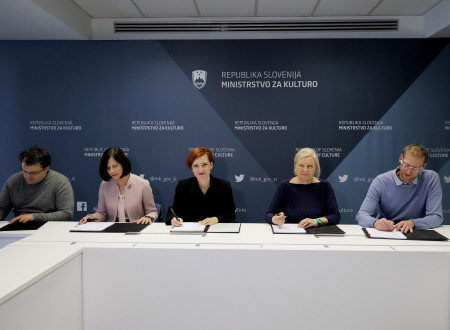 Predsednica in trije člani Uprave RTV Slovenija ter ministrica za kulturo sedijo za mizo drug ob drugem in podpisujejo pogodbo