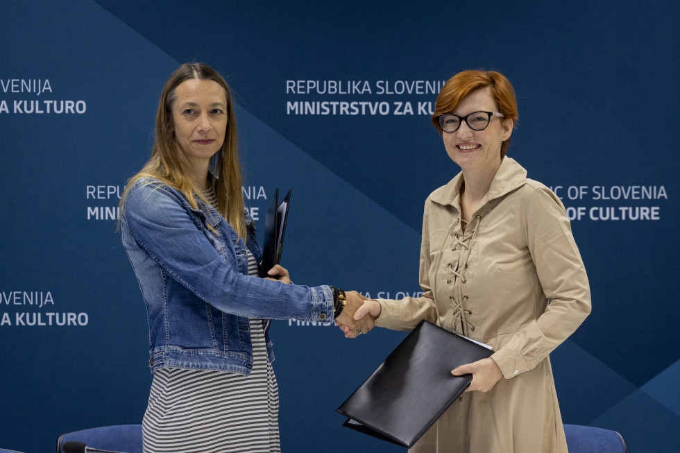 Direktorica in ministrica za kulturo se rokujeta