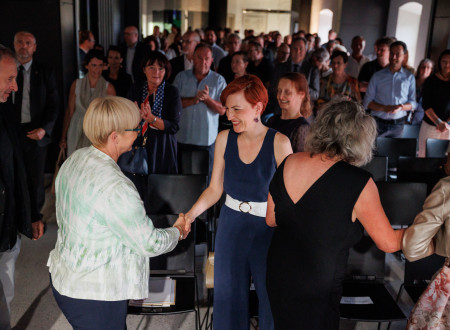 Predsednica Republike Slovenije in ministrica za kulturo se rokujeta