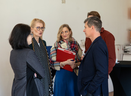 Državni sekretar med klepetom s tremi predstavnicami in predstavnikom sodelujočih pri pripravi projekta celovite obnove muzejskega kompleksa v Bistri