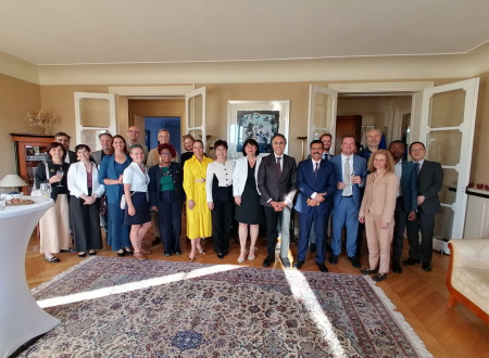 Skupinska fotografija v prostoru Veleposlaništva Republike Slovenije v Parizu