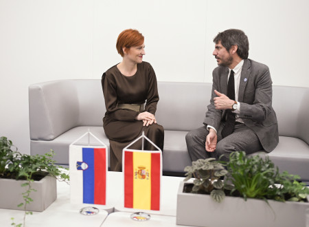 Slovenska ministrica za kulturo in španski minister za kulturo sedita na svetlo sivem kavču in se pogovarjata