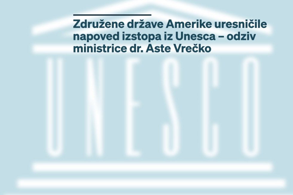 Besedilo se nahaja na zgornjem srednjem delu infografike, za njim pa je kot ozadje logotip Unesca