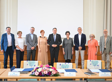 Skupinska fotografija ministrov in predstavnikov zamejskih kulturnih zvez