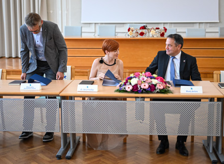 Ministrica za kulturo in minister za Slovence v zamjstvu sedita za dolgo mizo, tik pred podpisom listine