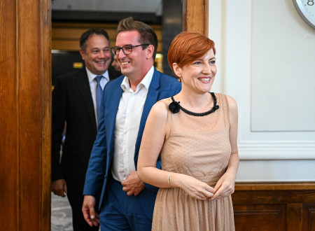 Nasmejani ministra in župan vstopajo v prostor skozi vrata