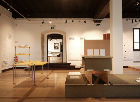 Modularno sestavljeni miza z visoko polico in lesena konstrukcija