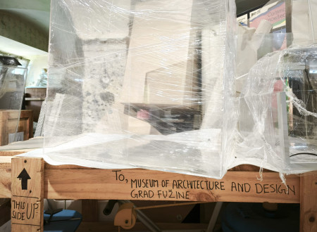 S folijo prekriti modularni elementi, med njimi tudi stekleni, na paleti, na kateri je napisano To, Museum of Arhitecture and Design Grad Fužine