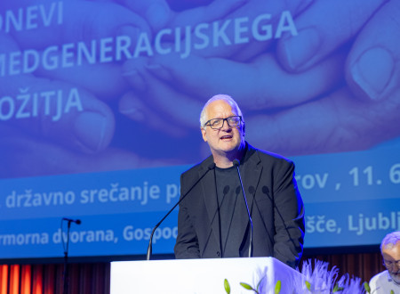 Državni sekretar za govorniškim odrom nagovarja zbrane
