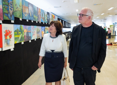 Predsednica in državni sekretar si ogledujeta razstavo slikarskih del amaterskih umetnikov in umetnic ZDUS