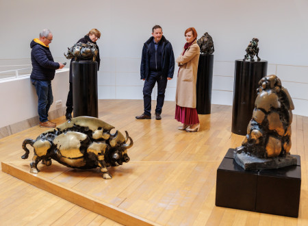 Ministrica za kulturo ter direktor in predstavnika Arboretuma si v notranjem razstavnem prostoru ogledujejo kiparsko razstavo