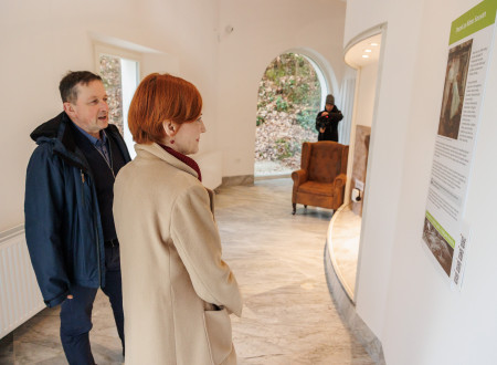 Ministrica za kulturo in direktor Arboretuma na hodniku stojita pred razlagalnim panojem na steni