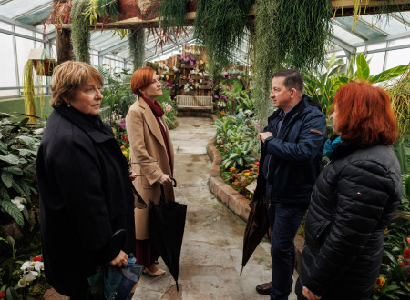 Ministrica za kulturo ter direktor in predstavnici Arboretuma v pokritem delu, polnem zelenja