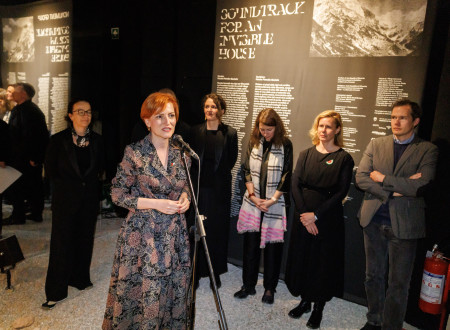 Ministrica stoji za mikrofonom v slovenskem paviljonu