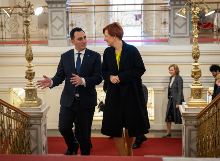 Evropski komisar in ministrica za kulturo drug ob drugem stopata po stopnicah, na katerih je rdeča preproga, navzgor