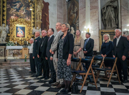 Ministrica stoji v prvi vrsti, na njeni desni strani in za njo stojijo preostali udeleženci