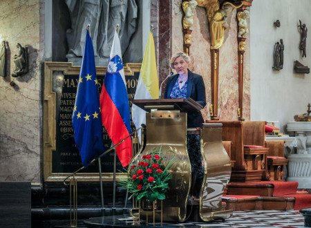 Ministrica stoji za govorniškim odrom