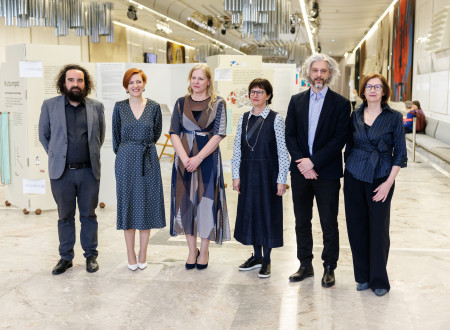 Dva moška in štiri ženske stojijo drug ob drugem v osvetljeni avli Cankarjevega doma