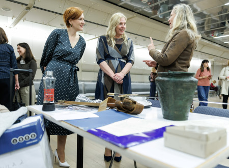 Ministrica za kulturo in državna sekretarka poslušata žensko, ki jima nekaj razlaga