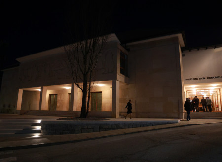 V temi osvetljena zunanjost prenovljenega kulturnega doma