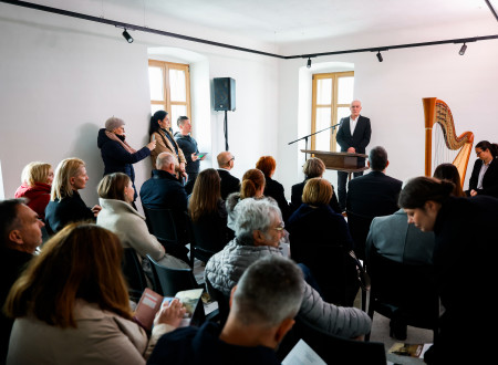 Vodja območne enote Piran nagovarja zbrane na slovesnosti, ki sedijo na stolih