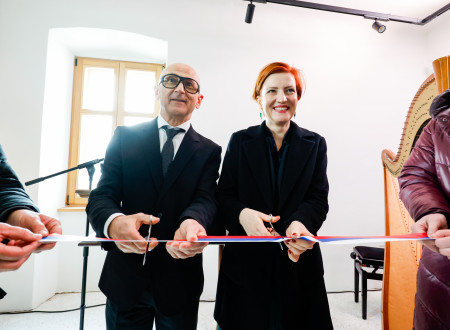 Nasmejana generalni direktor in ministrica za kulturo režeta otvoritveni trak v notranjosti kapitanije
