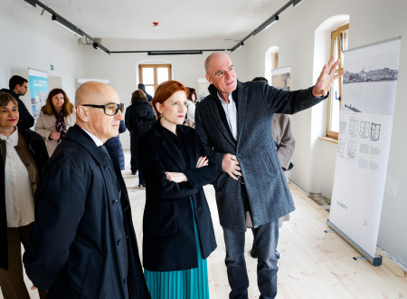 Vodja območne enote nekaj pojasnjuje generalnemu direktorju in ministrici za kulturo