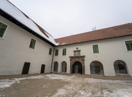 Še nedokončano zunanje dvorišče, pokrito z zemljo, in obnovljena zunanjost dvorca
