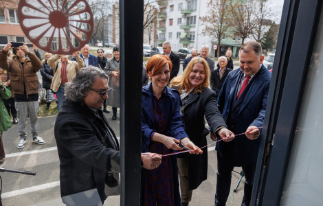 20260302 01519483 (A government representative, a representative of the Roma community, and the mayor are cutting the opening ribbon in front of the entrance to the museum.)