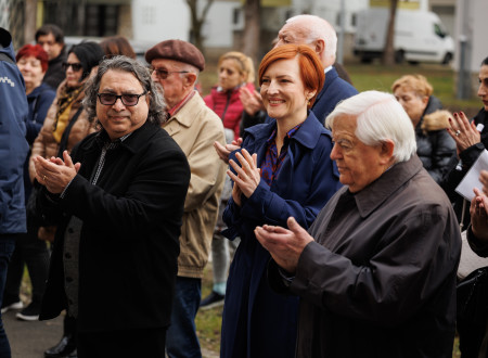 Predsednik, ministrica in nekdanji predsednik stojijo pred muzejem in ploskajo