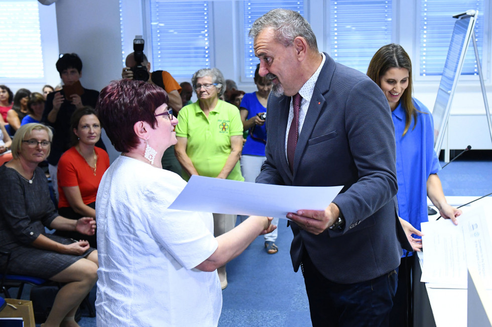 Minister mag. Poznič in predstavnica čipkaric