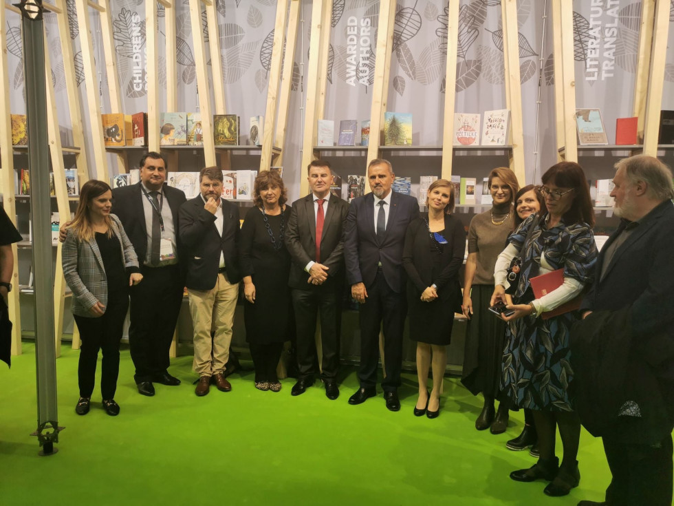 Skupna fotografija slovenske delegacije 