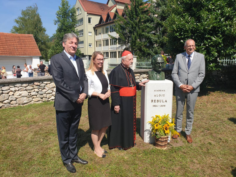 Dr. Vasko Simoniti, dr. Helena Jaklitsch, kardinal Franc Rode, dr. Peter Štih stojijo ob doprsnem kipu dr. Alojzu Rebuli