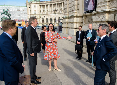 Mag. Andrea Mayer, avstrijska ministrica za kulturo, vabi dr. Vaska Simonitija, naj vstopi v dunajski muzeje Weltmuseum