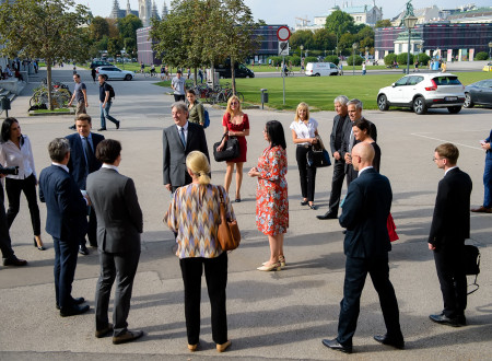 Dr. Vasko Simoniti, minister za kulturo, in mag. Andrea Mayer, avstrijska ministrica za kulturo, pred dunajskim muzejem Weltmuseum s svojimi delegacijami